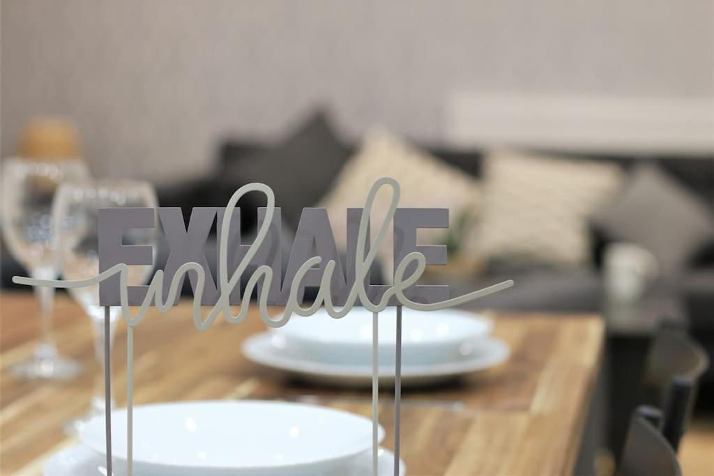Large Modern House By Property Promise คาร์ดิฟฟ์ ภายนอก รูปภาพ