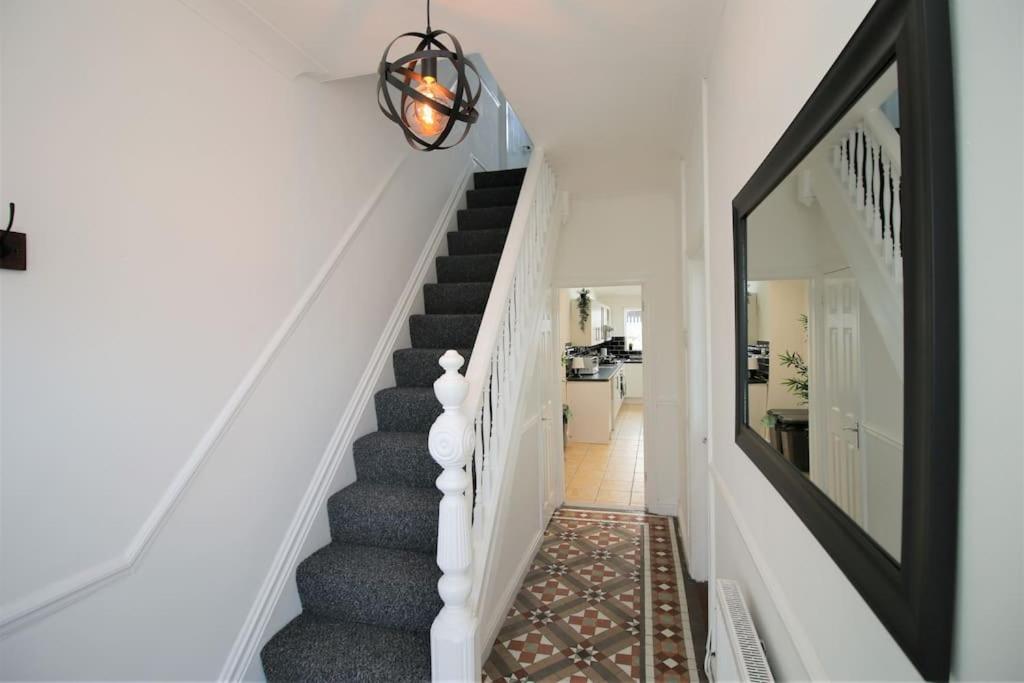 Large Modern House By Property Promise คาร์ดิฟฟ์ ภายนอก รูปภาพ
